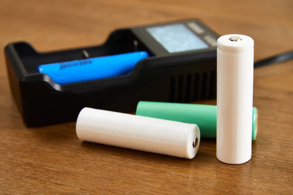 Premium şarj bir tablo tarafından şarj 18650 Li-iyon batarya