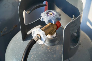 Inje-gun, Kore-10 Mayıs 2018: Kore kırsal ev dışına, yurt içi Lpg (sıvılaştırılmış petrol gazı) tank Closeup gaz valfi.