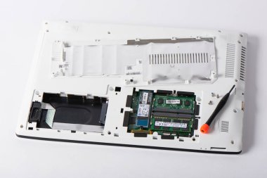 Gimpo-si, Kore-10 Temmuz 2018: erişim paneli Ddr3l Ram ve M.2 SATA Ssd Sata yuvası, Ram yuvası ve yükseltme donanım için sata M.2 yuvası olan bir dizüstü bilgisayar altındaki.