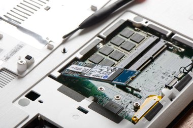 Gimpo-si, Kore-10 Temmuz 2018: Sata Closeup türü Ssd (katı hal sürücü) bağlı dizüstü bilgisayarın bir gemide M.2 yuvası.