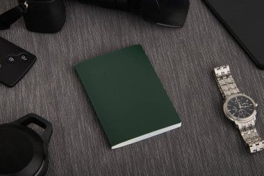 pasaport fotoğraf makinesi, izle, anahtar, smartphone ve hoparlör ile çevrili merkezi,