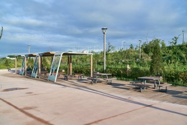 çardak ve tablolar bir parkta Ahşap banklar