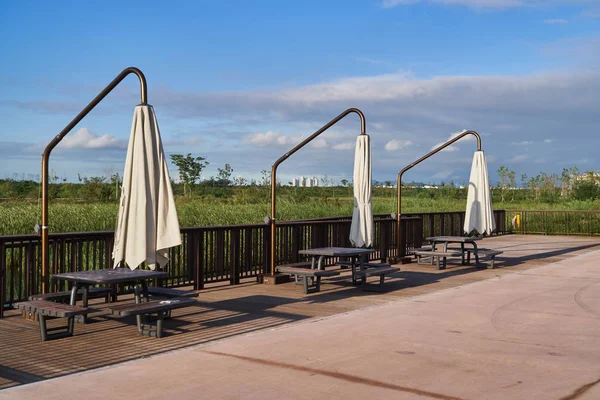 Tisch Und Terrasse Rund Versetzter Freischwinger Sonnenschirm Garten Sonnenschirm Einem — Stockfoto