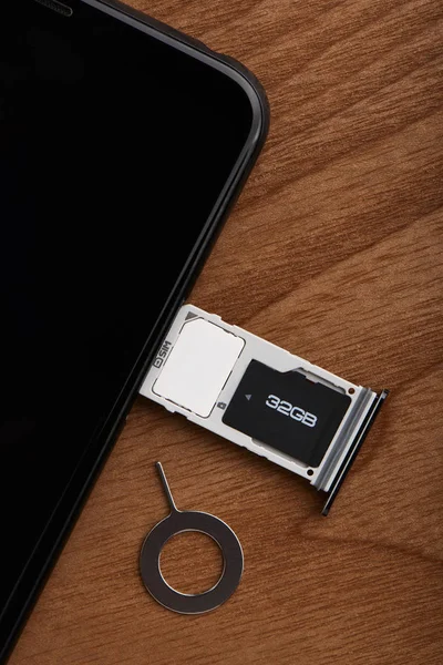 Sim Kartı Microsd Kart Yuvasını Temizleme Aracı Yan Tarafındaki Smartphone — Stok fotoğraf
