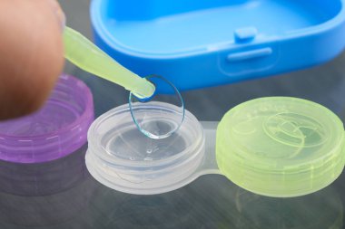 silikon hidrojel Kontakt lens lens davasından cımbız ile aldı