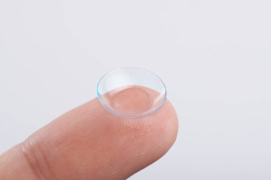 silikon hidrojel Kontakt lens beyaz arka plan üzerinde parmak üstte