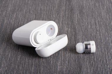 Kablosuz kablosuz bluetooth kulaklıkları ile kumaş arka plan üzerinde ücretli hal