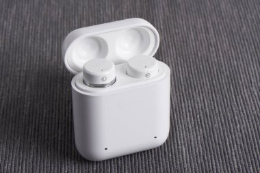 Kablosuz kablosuz bluetooth kulaklıkları ile kumaş arka plan üzerinde ücretli hal