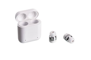 Kablosuz kablosuz bluetooth kulaklıkları ücretli durumunda, beyaz izole