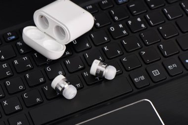 dizüstü bilgisayar klavyesindeki ücretli olgusu ile kablosuz kablosuz bluetooth kulaklıkları