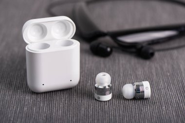 bir arka plan üzerinde ücretli durumda olan boyun band kablosuz kablosuz bluetooth kulaklık kulaklık yazın