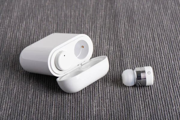 Kablosuz kablosuz bluetooth kulaklıkları ile kumaş arka plan üzerinde ücretli hal