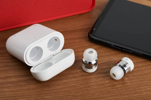 Kablosuz kablosuz bluetooth kulaklıkları ve akıllı telefon ve partable hoparlör ile ücretli durum