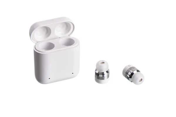 Kabellose Bluetooth Ohrhörer Mit Kostenpflichtigem Gehäuse Isoliert Auf Weiß Stockbild