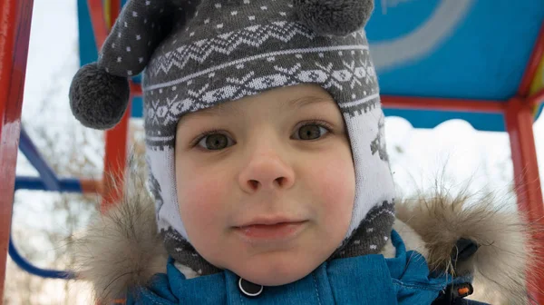 Enfant Avec Grands Yeux Regarde Dans Caméra — Photo