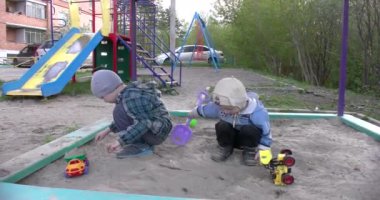 Çocuklar oyun bahçesinde oynuyorlar.