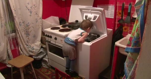 一个男孩和一台洗衣机 — 图库视频影像