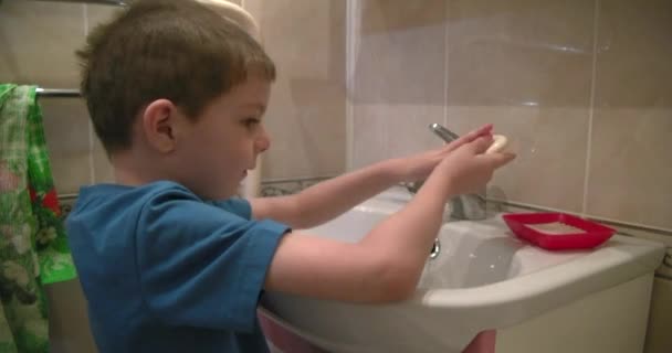 Junge Wäscht Sich Die Hände Mit Seife Fähigkeiten Beim Händewaschen — Stockvideo