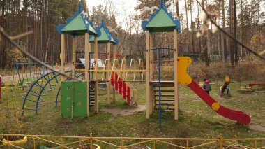 Slayt ve parkta salıncakta