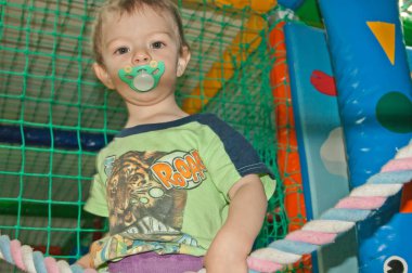 trambolin üzerinde çocuk