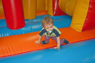 Bebek trambolinde gider