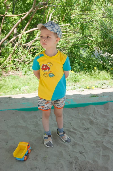 Мальчик Играющий Песке — стоковое фото