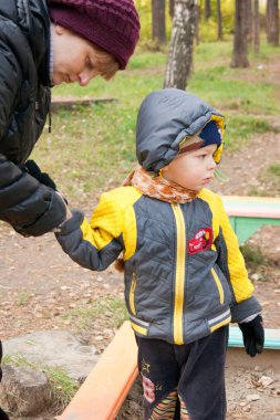 Anne Bebek eldiven koyar