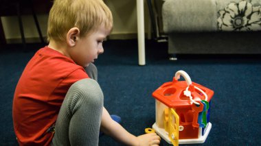 çocuk ile şekil sıralayıcısı tuşlarıyla oynar.