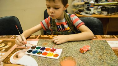 bir çocukla kil tedavisi