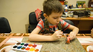 Çocuk bir kil oyuncak boyalar