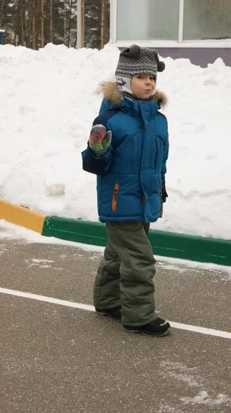 Menino Brincando Posando Inverno Contra Neve — Fotografia de Stock