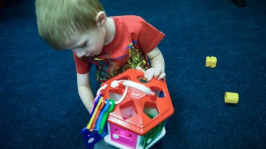 Çocuk oyuncak ile çalış