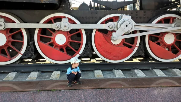 Niño Cerca Rueda Una Gran Locomotora — Foto de Stock