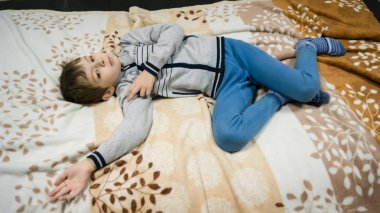 çocuk yatağa yatıyor