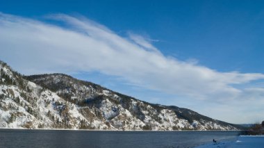 mavi kış gökyüzü ve karla kaplı dağlar
