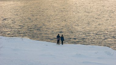 çocuk nehir kenarında yürüyüş