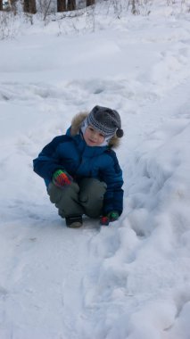 Çocuk parkta yolundaki