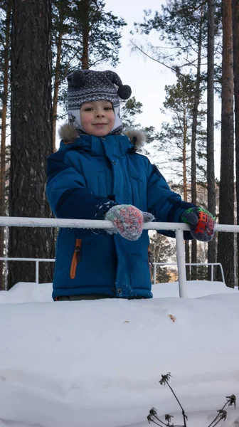 Menino Uma Ponte Coberta Neve — Fotografia de Stock