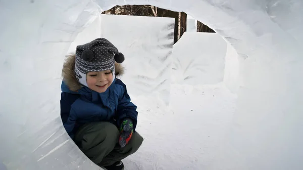 Boy Plays Ice Maze — Stock Photo, Image
