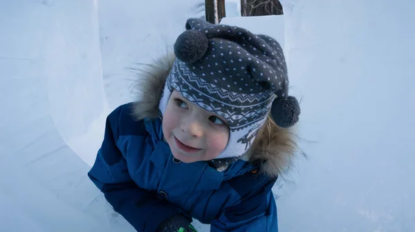 Мальчик Ищет Выход Ледяного Лабиринта — стоковое фото