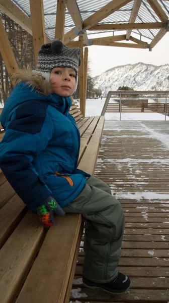 Boy Sitting Gazebo Water — Stock Photo, Image