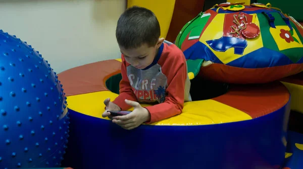 Ребенок Игровой Комнате Играет Мобильном Телефоне — стоковое фото