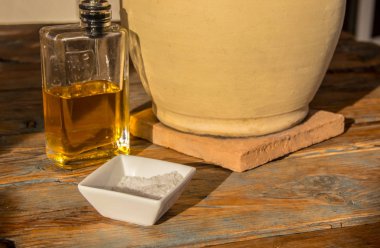 Tipik Mediterranean diyet zeytin yağı ve tuz ile