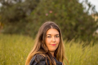 Dış orman arka plan üzerinde siyah ceket ile güzel model