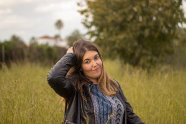 Dış orman arka plan üzerinde siyah ceket ile güzel model