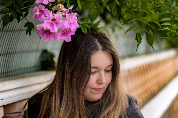 Schönes Modell Mit Schwarzer Jacke Auf Außen Blumen Hintergrund — Stockfoto