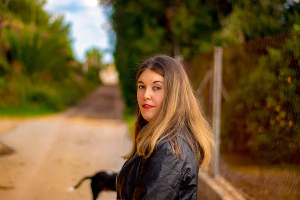 Dış orman arka plan üzerinde siyah ceket ile güzel model