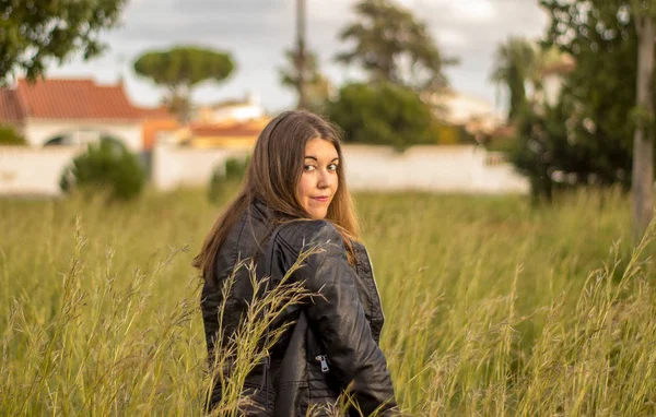 Hermoso Modelo Con Chaqueta Negra Fondo Del Bosque Exterior —  Fotos de Stock