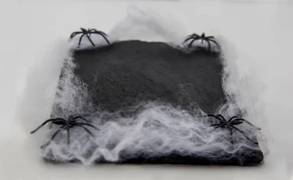 用蜘蛛和蜘蛛网装饰的黑板菜 — 图库照片