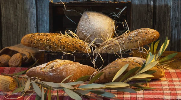 Handwerkliches Brot Einer Schatztruhe Mit Hölzernem Hintergrund — Stockfoto